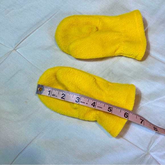 Sesame Street | Unisex, Yellow Cookie Monster Fleece Hat & Mittens o/s Toddlers - Picture 6 of 7